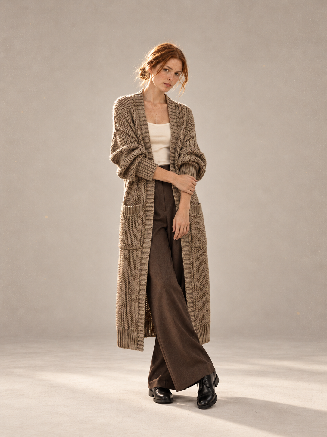 Aurelia in Camel – Ganzkörperansicht im Fotostudio