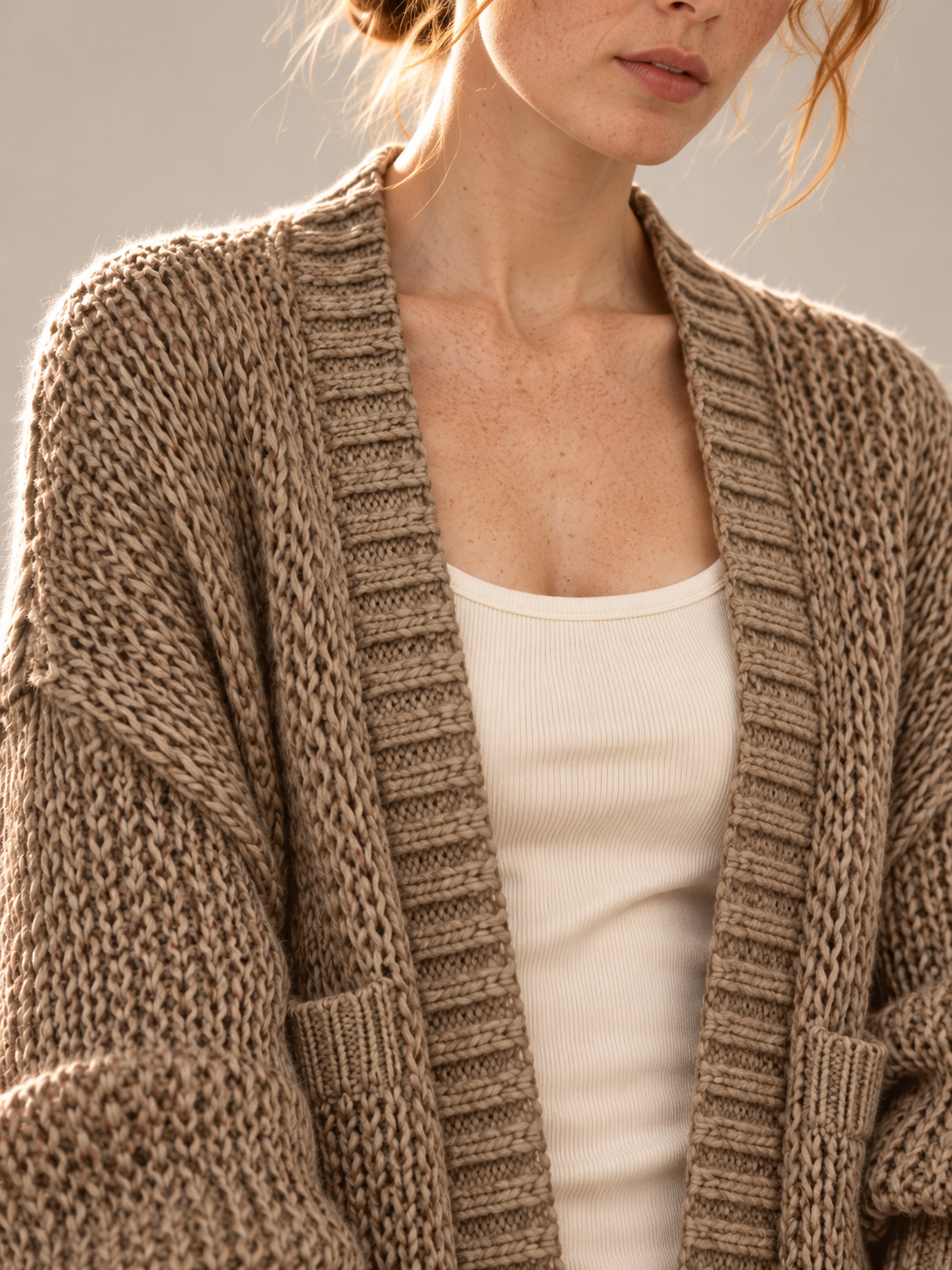 Aurelia in Camel – Oberkörperansicht im Fotostudio