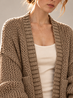 Aurelia in Camel – Oberkörperansicht im Fotostudio