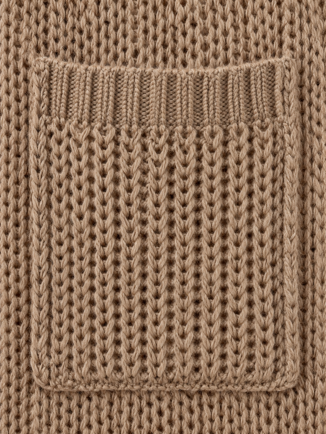 Aurelia in Camel – Nahaufnahme der aufgesetzten Vordertasche
