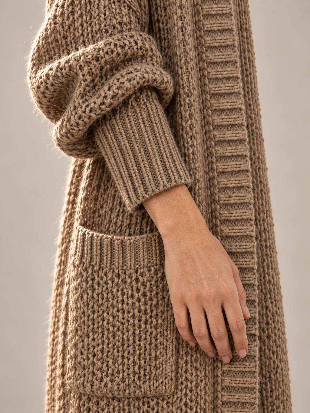 Aurelia in Camel – Nahaufnahme von Rippbündchen und Strickstruktur