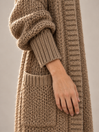 Aurelia in Camel – Nahaufnahme von Rippbündchen und Strickstruktur