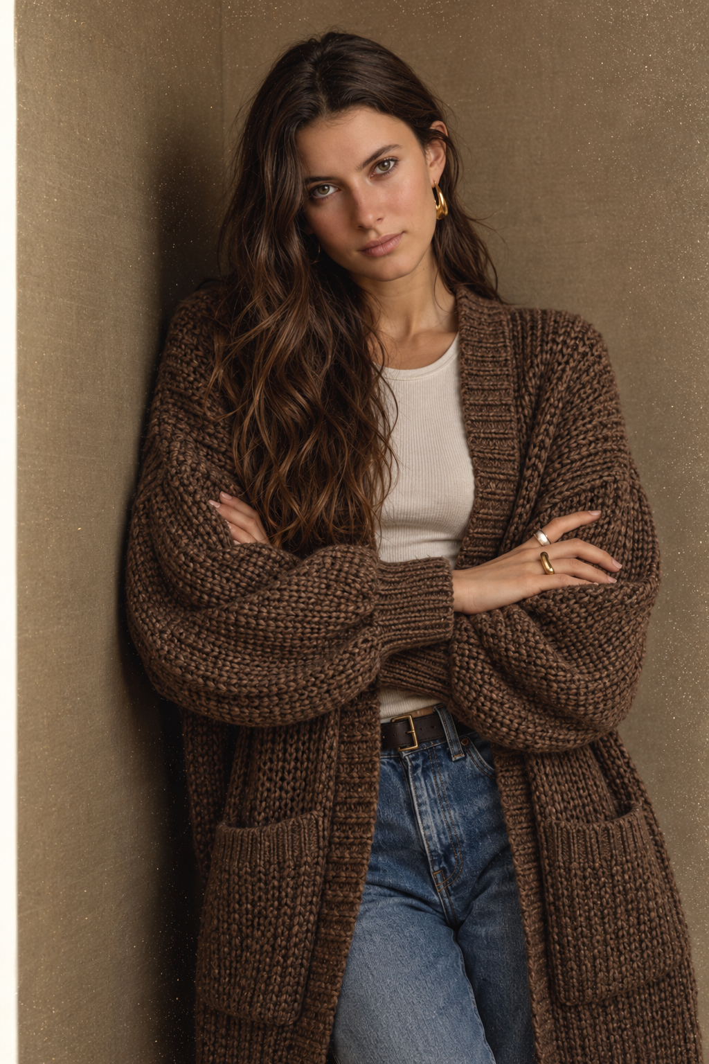 Aurelia – brauner Cardigan mit aufgesetzten Taschen, Editorial mit verschränkten Armen